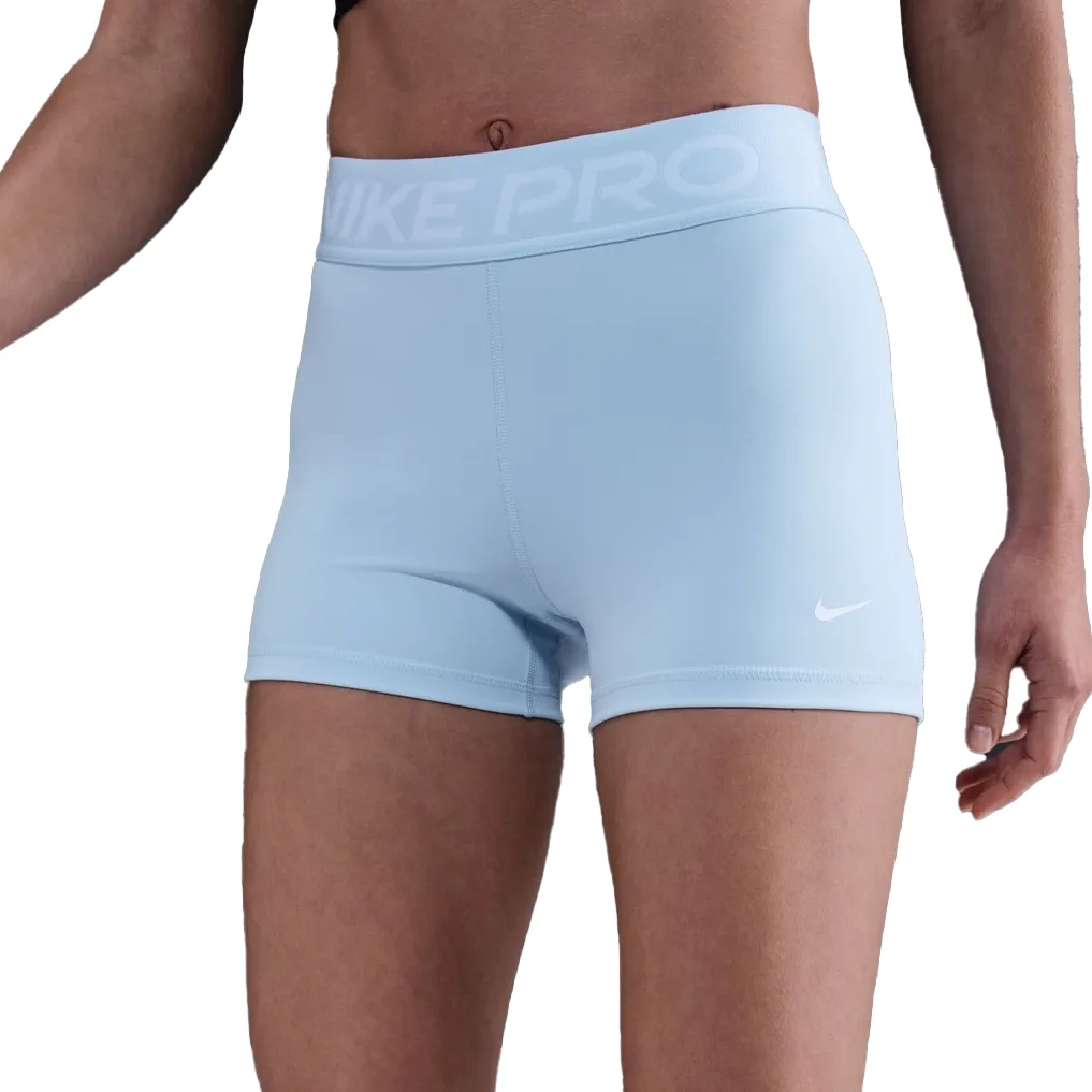 Shorts Nike Pro feminino azul claro visto de perfil com detalhe da cintura elástica